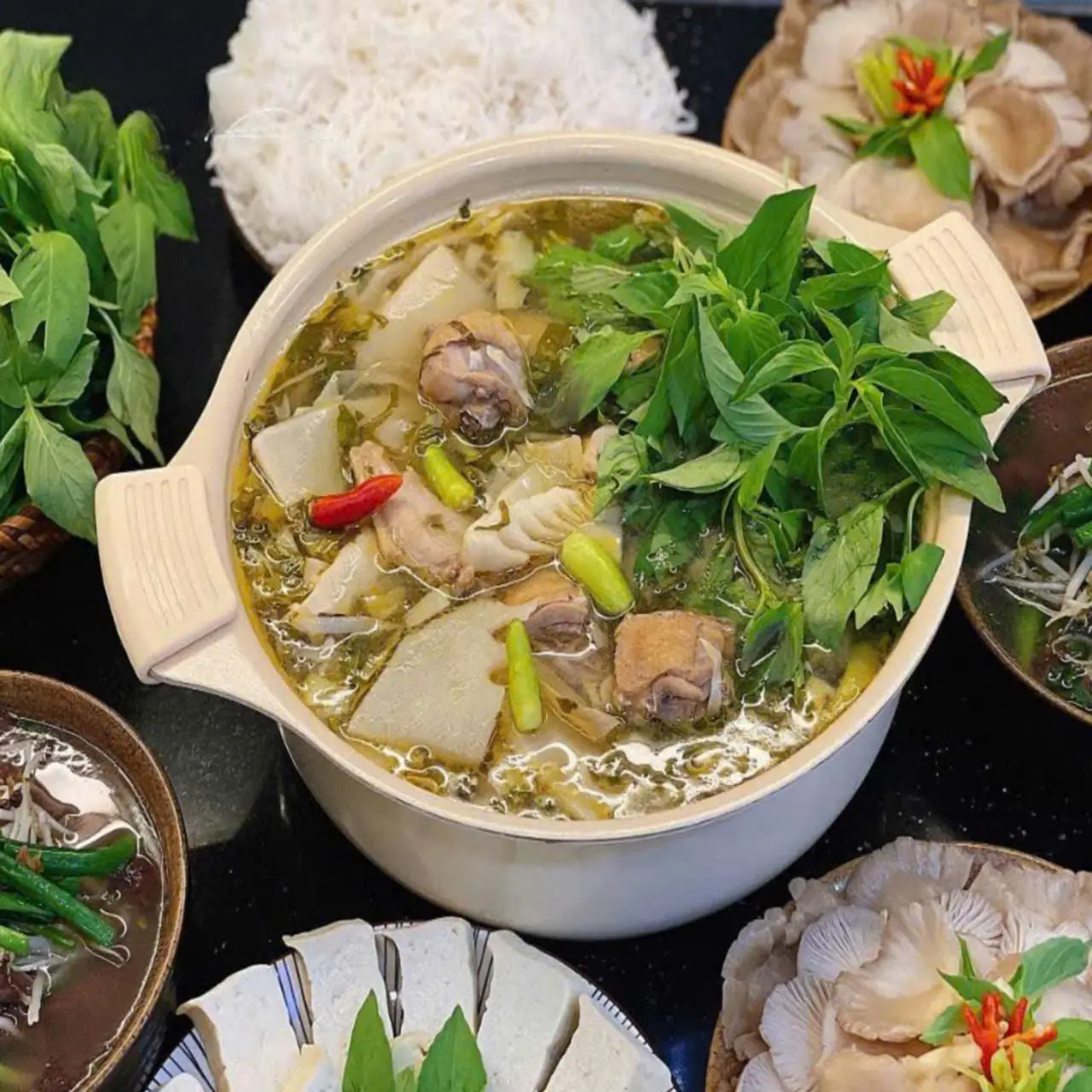 Hình ảnh Lẩu Gà Lá É Nhỏ