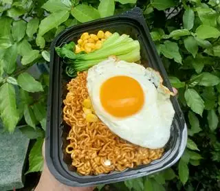 Hình ảnh mì trộn trứng ốp la