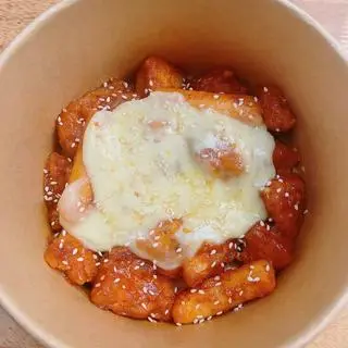 Hình ảnh Gà Tokbokki Phủ Phô Mai Sốt Cay Hàn Quốc