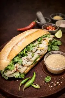 Hình ảnh Bánh mì chả bò gân