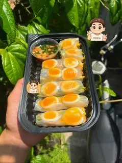 Hình ảnh Bánh tráng cuốn chấm sốt me