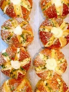 Hình ảnh Combo jos ( 2 bánh mỳ phomai bơ tỏi)