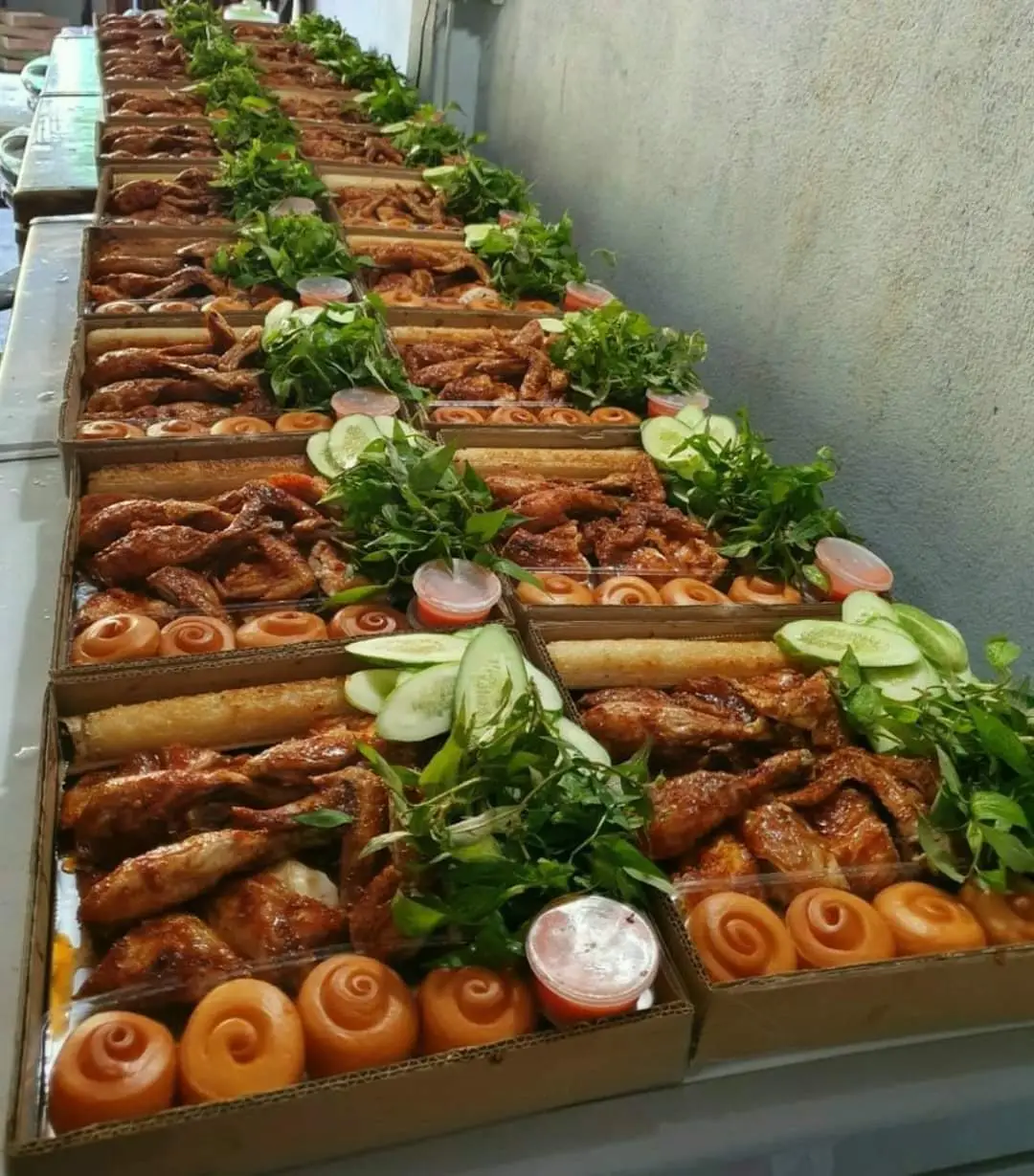 Hình ảnh Combo gà quay xá xíu+5bánh bao