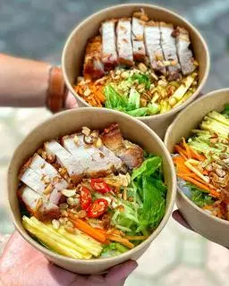 Hình ảnh Bún trộn Thịt quay Mắm nêm