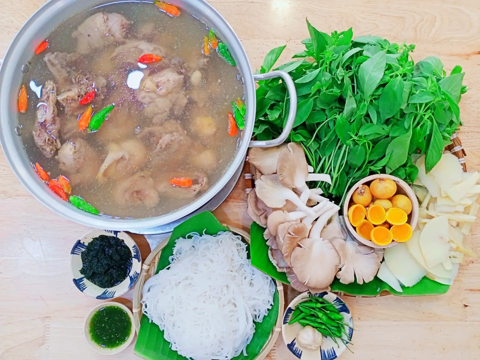 Hình ảnh Lẩu gà lá ra Phú Yên 2 người ăn