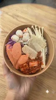 Hình ảnh Mì cay kim chi xúc xích cá viên chả cá hàn quốc