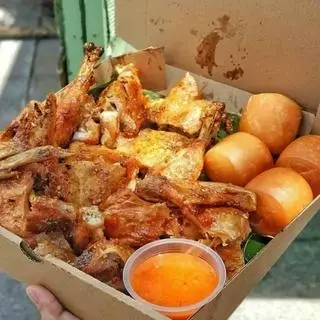 Hình ảnh combo 1/2 Gà  Quay Lu + 5 bánh bao chiên 