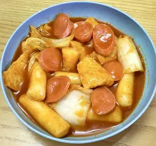 Hình ảnh Tokbokki sốt chả cá - xúc xích