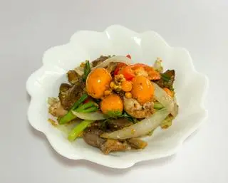 Hình ảnh CƠM TRỨNG NÓN LÒNG GÀ CHÁY TỎI