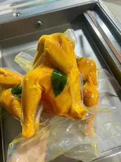 Hình ảnh 1 con gà ủ muối k đầu (không chặt)
