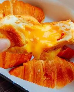 Hình ảnh 12 Bánh Sừng Trâu Trứng Muối