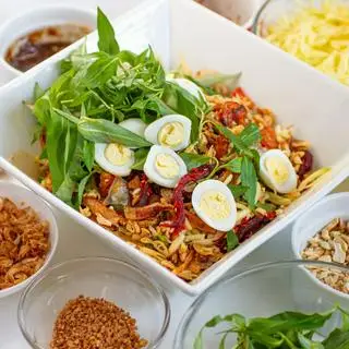 Hình ảnh Bánh Tráng Sợi Trộn Khô Gà Bơ Tỏi Cay