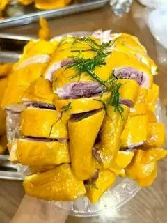 Hình ảnh Nửa con gà ủ muối hoa tiêu để mát tặng sốt chấm