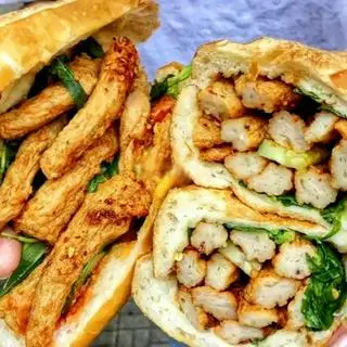 Hình ảnh Bánh mì chả cá nóng