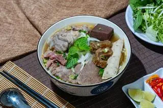 Hình ảnh Bún Bò Huế full topping  