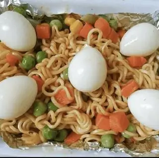 Hình ảnh Mì trộn indomie trứng cút