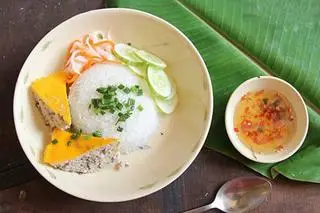 Hình ảnh Cơm Chả Hấp + Trứng Ốp La