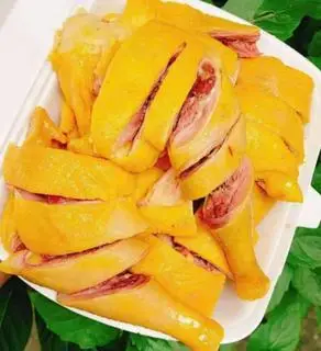 Hình ảnh Gà luộc nước dừa nguyên con không đầu chân tặng  cháo
