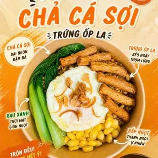 Hình ảnh Mì trộn chả cá sợi trứng ốp la