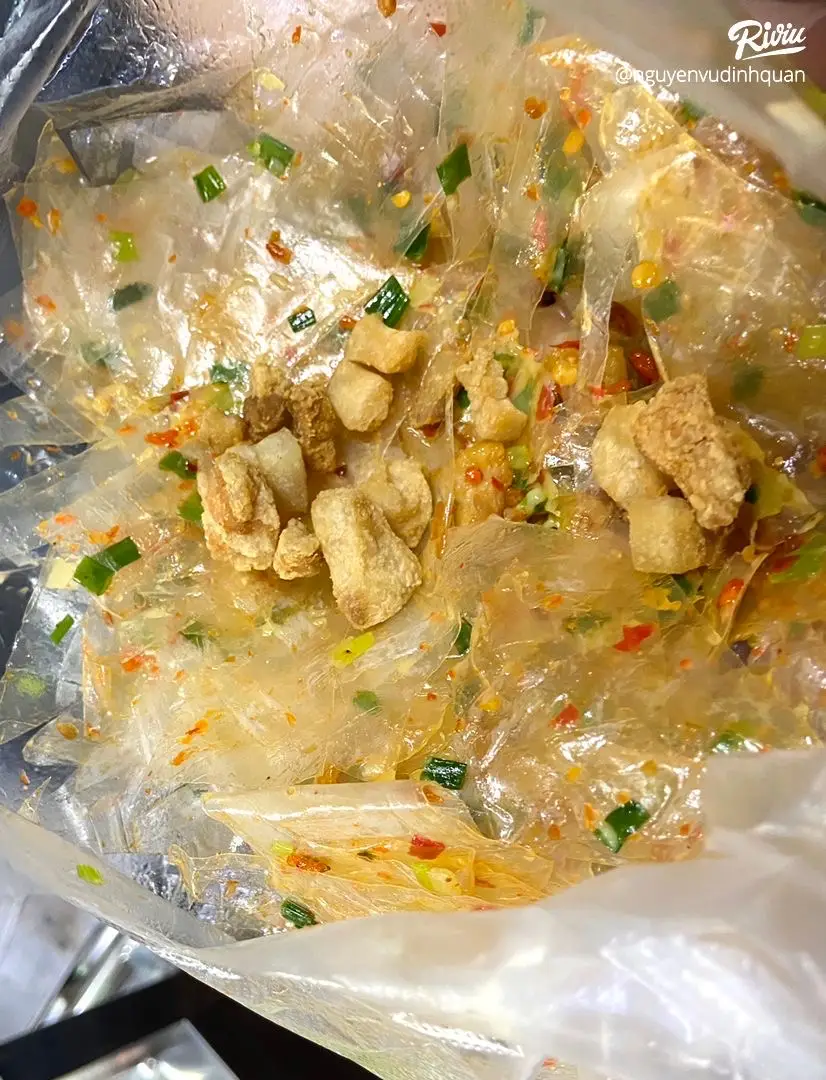Hình ảnh Bánh tráng mỡ hành trứng muối tóp mỡ