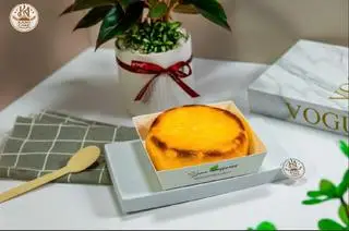 Hình ảnh Bánh kim sa trứng chảy