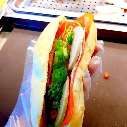 Hình ảnh Bánh mì pate thịt chả lớn