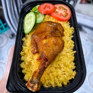 Hình ảnh cơm gà xối mỡ sốt thái đặc biệt chua ngọt size to tặng kèm trà tắc