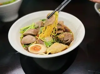 Hình ảnh Mì bò đầy đủ