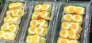 Hình ảnh Bánh tráng cuốn trứng lòng đào