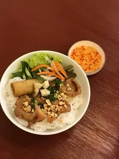Hình ảnh Bún thịt nướng - chả giò