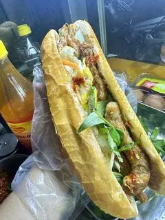 Hình ảnh bánh mì chả cá +trứng ốp la 