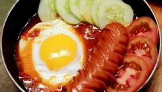 Hình ảnh Phần opla xúc xích chấm bánh mì