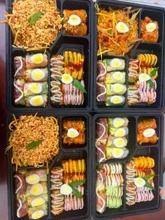 Hình ảnh Khay mix cuộn bơ và trộn