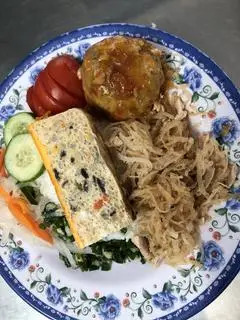Hình ảnh Cơm bì chả xíu mại