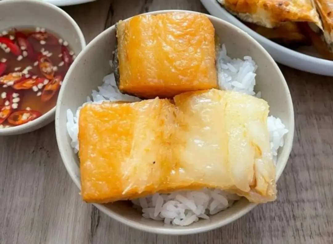 Hình ảnh Cơm trắng+ khô cá dứa + rau luộc 