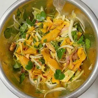 Hình ảnh Gỏi Gà Ủ Muối - Rau Má (nửa con)