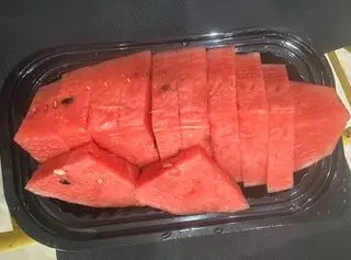Hình ảnh Khay Dưa Đỏ Gọt Sẵn