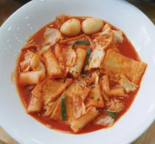 Hình ảnh Tokbokki HQ ( bánh Gạo Cay Chả Cá HQ trứng cút) + Kim Chi HQ