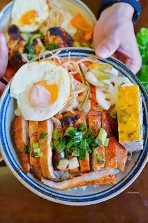 Hình ảnh Cơm tấm má heo nướng đầy đủ