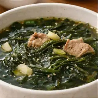 Hình ảnh canh rong biển ba chỉ bò vị Hàn Quốc