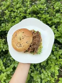 Hình ảnh Bagel bò ba chỉ sốt tiêu đen