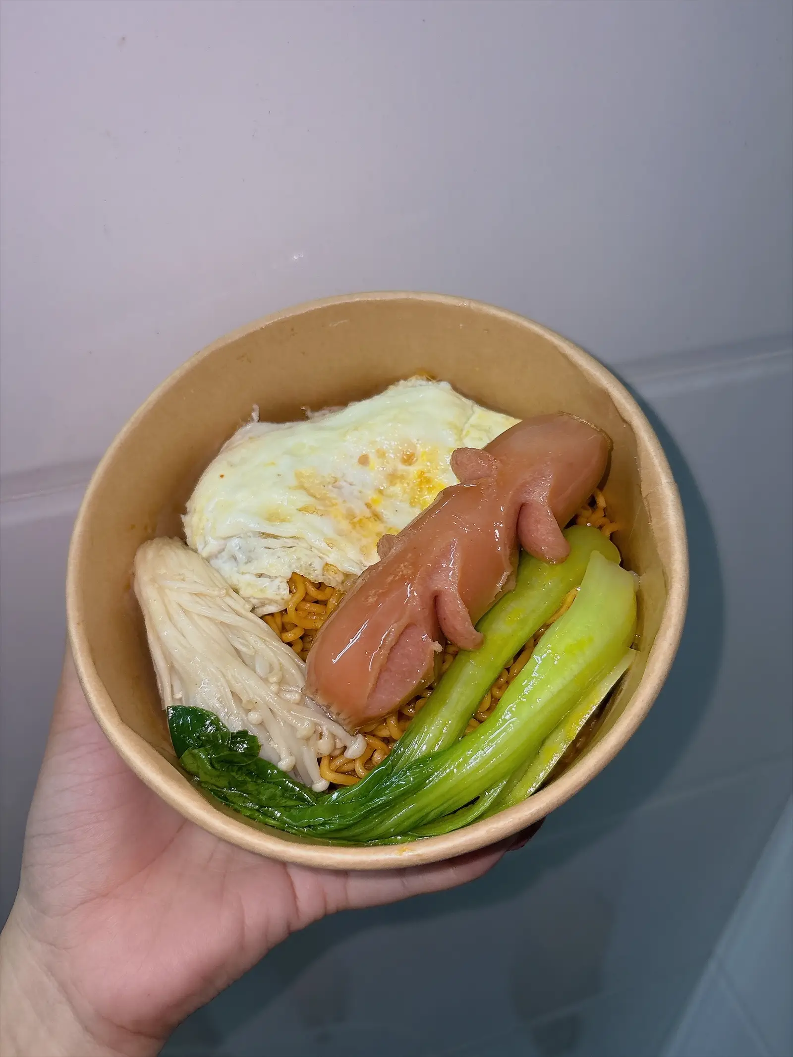 Hình ảnh  mì trộn xúc xích trứng