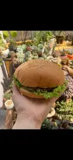 Hình ảnh hamburger bò sốt me cay