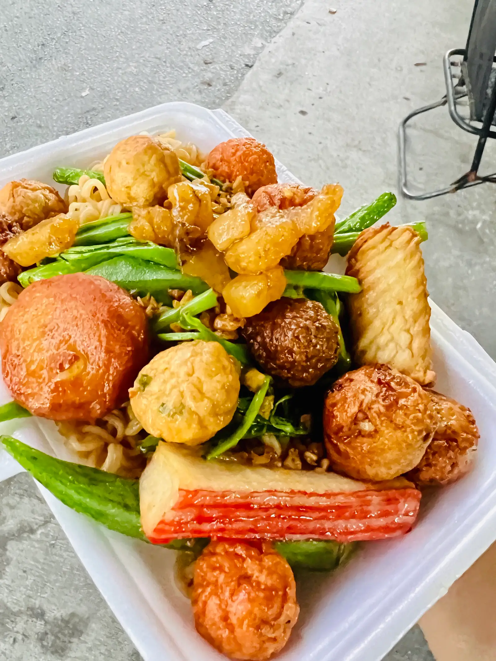 Hình ảnh Mì trộn xiên que sốt thái