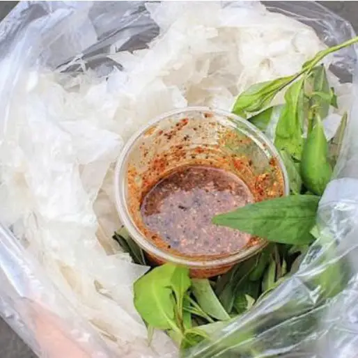 Hình ảnh Bánh Tráng Chấm Sốt Không Trứng (Hủ Nhỏ)