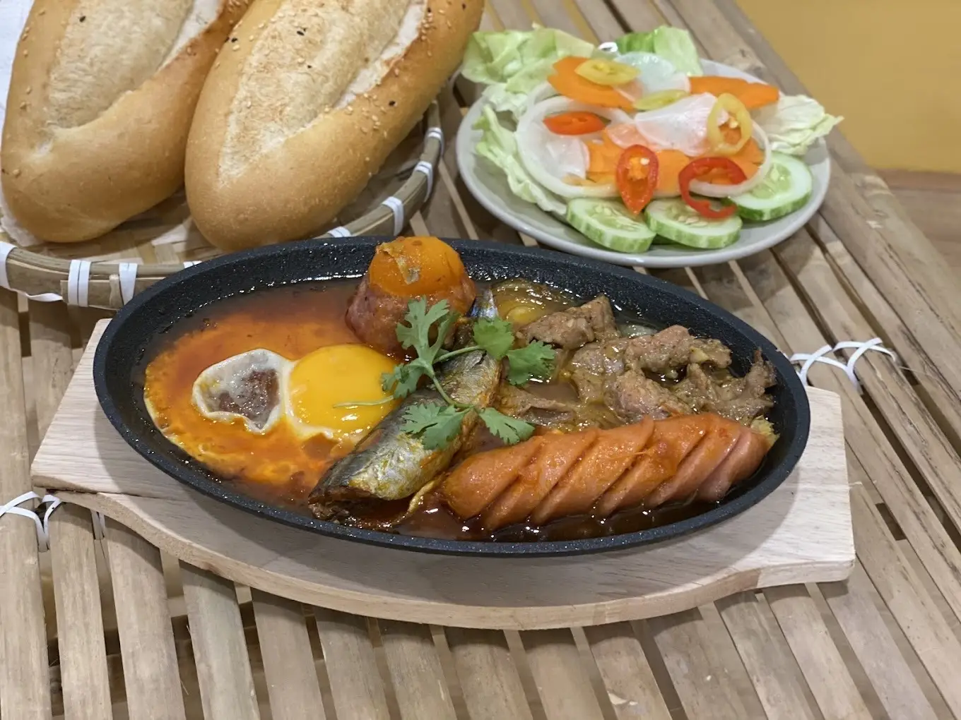 Hình ảnh Bánh Mì Chảo Số 3 (01 Bánh Mì + 01 Cá Hộp + 01 Xúc Xích + 01 Trứng + 01 Thịt heo)