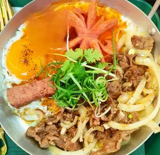 Hình ảnh Bánh mì bò, trứng ốp la, pate, xúc xích