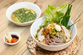 Hình ảnh Hủ tiếu mì trộn bò viên,xương