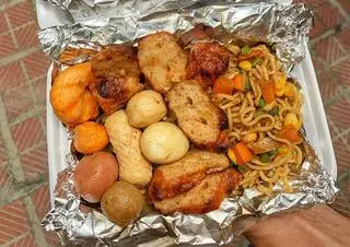 Hình ảnh Mì trộn full topbing + 1 trà tắc 
