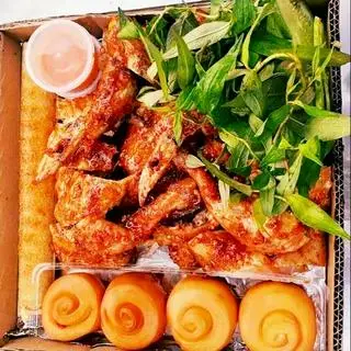 Hình ảnh Gà Nướng Mắm Nhĩ sire vừa + 1 Cơm Lam+ 4 bánh bao